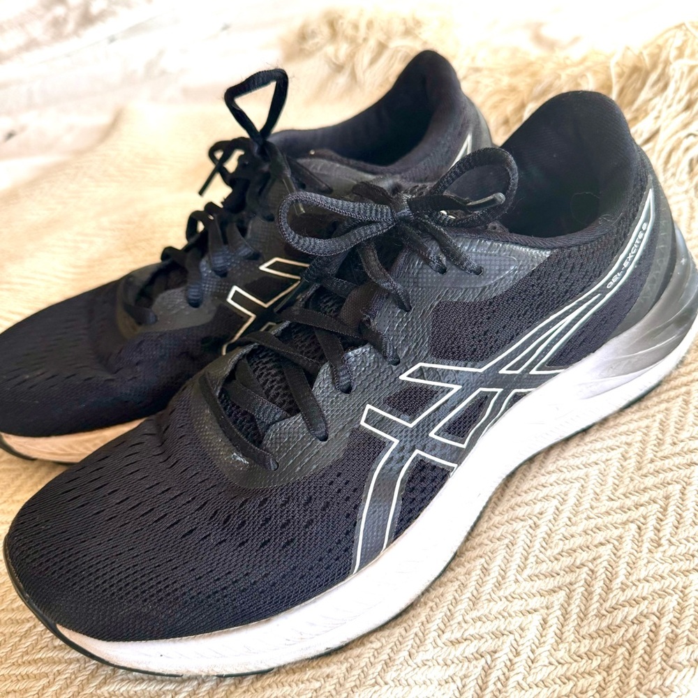 ASICS women’s size 8.5 Gel-Excite 8 running shoes. Good condition.